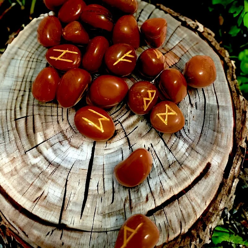 Runes divinatoires - Runes Futhark - Runes en Jaspe rouge - Outils de divination - La Malle Aux Sorcières