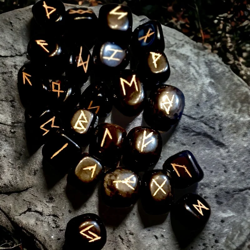 Runes divinatoires - Runes Futhark - Runes en pierres - Obsidienne noire - Outils de divination - La Malle Aux Sorcières