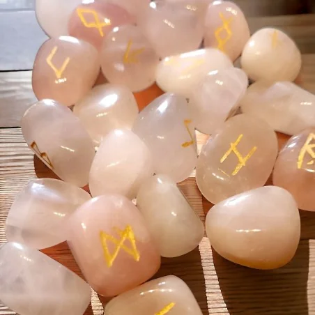 Runes divinatoires - Runes futhark - Runes en Quartz Rose - Outils de divination - La Malle Aux Sorcières