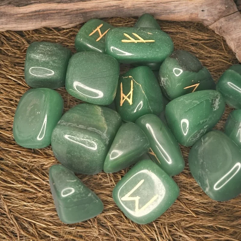 Runes divinatoires - Runes Futhark - Outils de divination - jade- La Malle Aux Sorcières