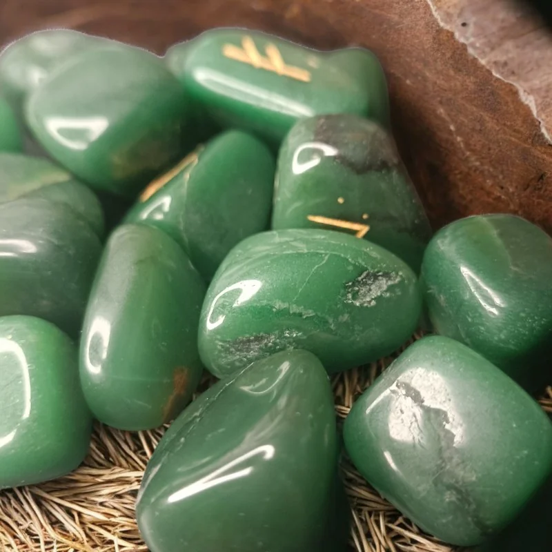 Runes divinatoires - Runes Futhark - Outils de divination - jade - La Malle Aux Sorcières