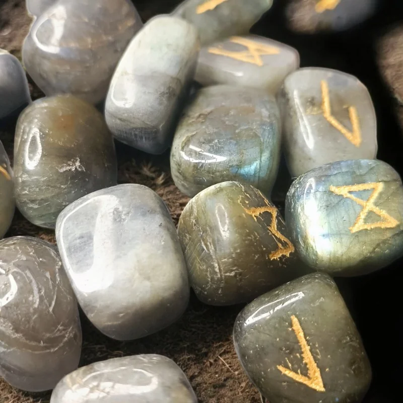 Runes divinatoires - Runes Futhark - Outils de divination - Labradorite - La Malle Aux Sorcières