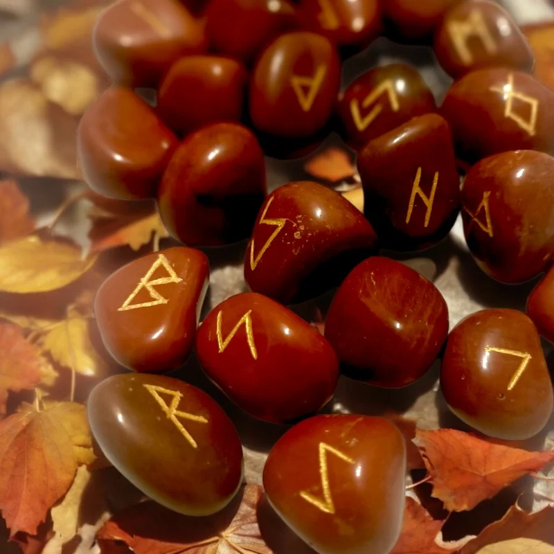 Runes divinatoires - Runes Futhark - Runes en Jaspe rouge - Outils de divination - La Malle Aux Sorcières